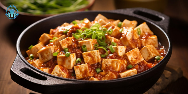 Đậu phụ Tứ Xuyên (Mapo Tofu) kết hợp giữa đậu phụ mềm, thịt băm và nước sốt cay nồng.