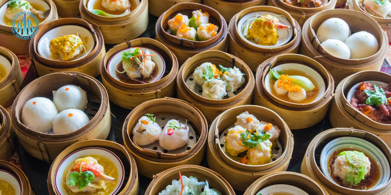Dim sum được hấp hoặc chiên, thường dùng cùng trà