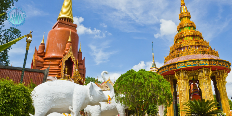 Hồ Trường Hải được bao quanh bởi những dãy núi tuyết vĩnh cửu hùng vĩ và những ngồi chùa tráng lệ