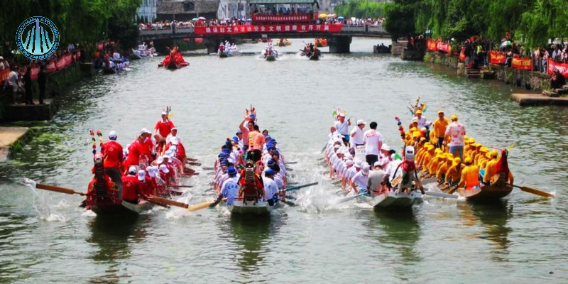 Thường diễn ra vào cuối mùa xuân