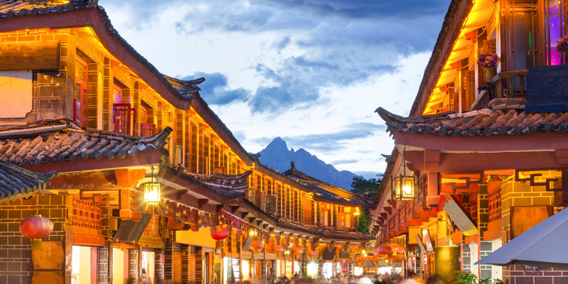 Phố cổ Lệ Giang nổi bật với những con kênh uốn lượn, nhà cổ mái ngói