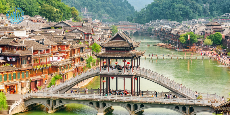 Phượng Hoàng Cổ Trấn Nơi đây nổi bật với kiến trúc nhà sàn gỗ cổ kính, những con phố đá uốn lượn