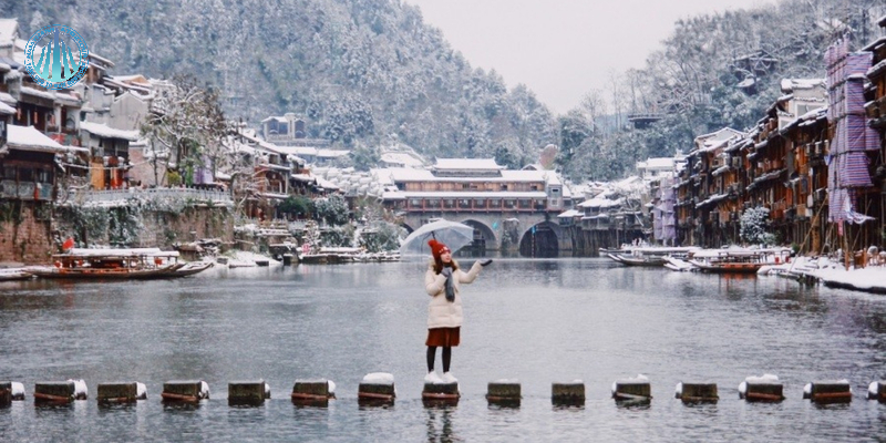 Mùa đông ở Phượng Hoàng Cổ Trấn có nhiệt độ dao động khoảng 0–10°C,