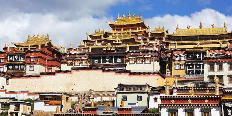 Thị trấn cao nguyên với Tu viện Songzanlin, kiến trúc giống cung điện Potala ở Tây Tạng.