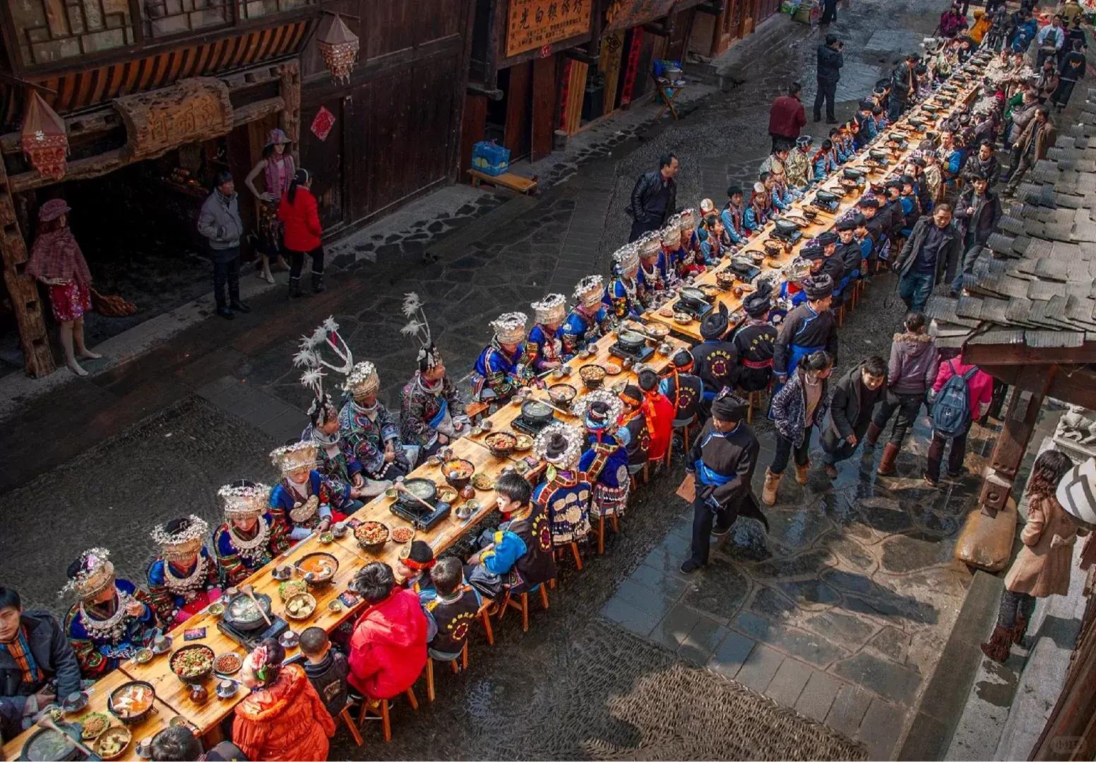 Tiệc bàn dài người Miêu ATOZ TOUR